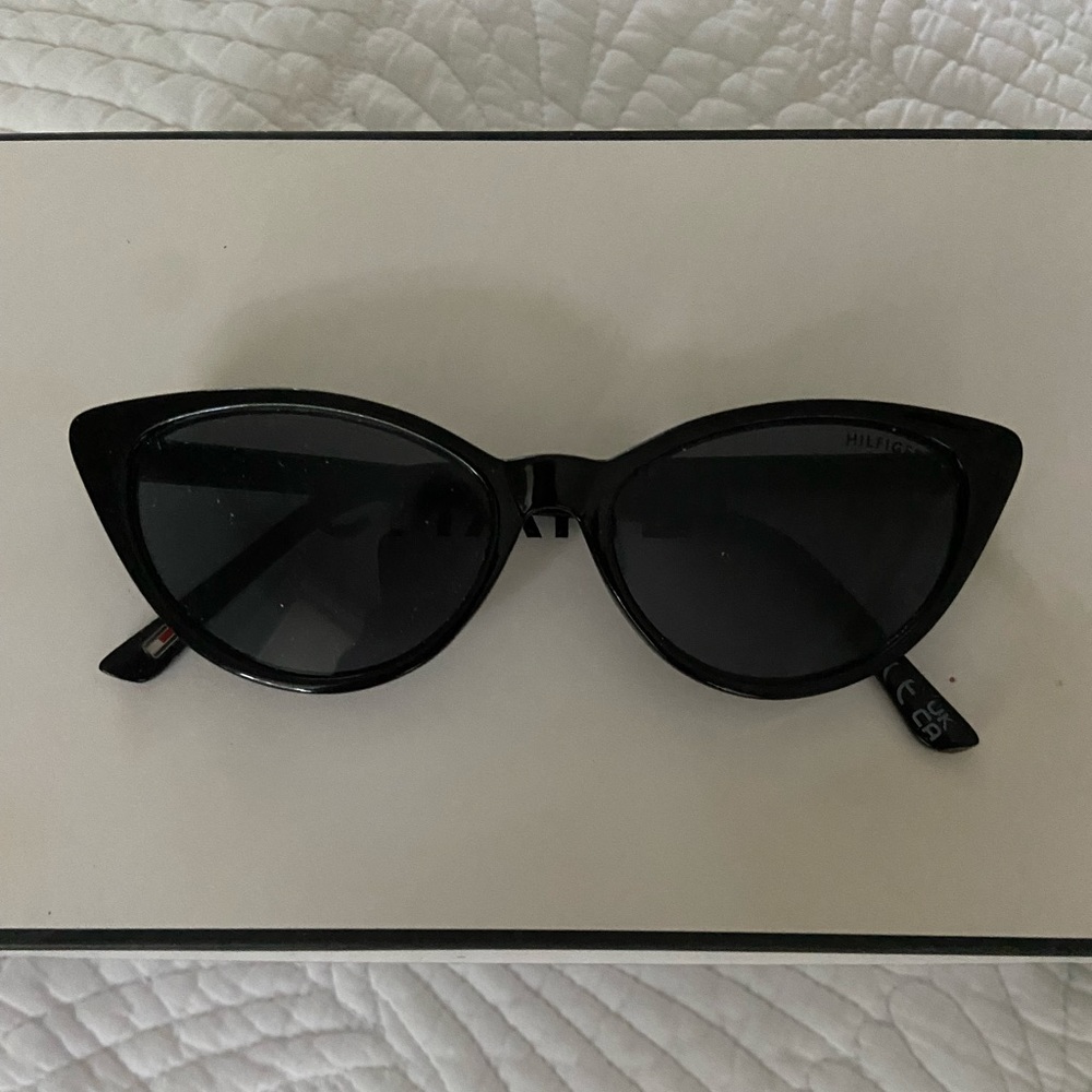Tommy Hilfiger cat eye sunglasses